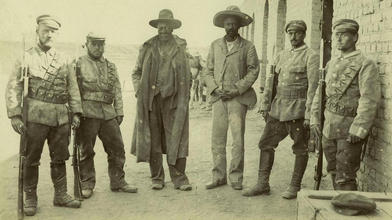 Das einzige Foto von Kahimemua (3.v.l.), kurz vor seiner Hinrichtung