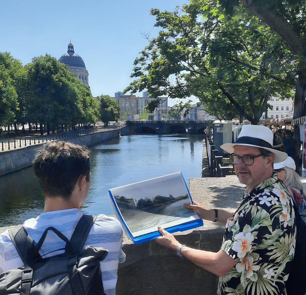 Teilnehmer einer Berliner Stadtführung schauen in den Kupfergraben. Teilnehmer einer Berliner Stadtführung schauen in den Kupfergraben.