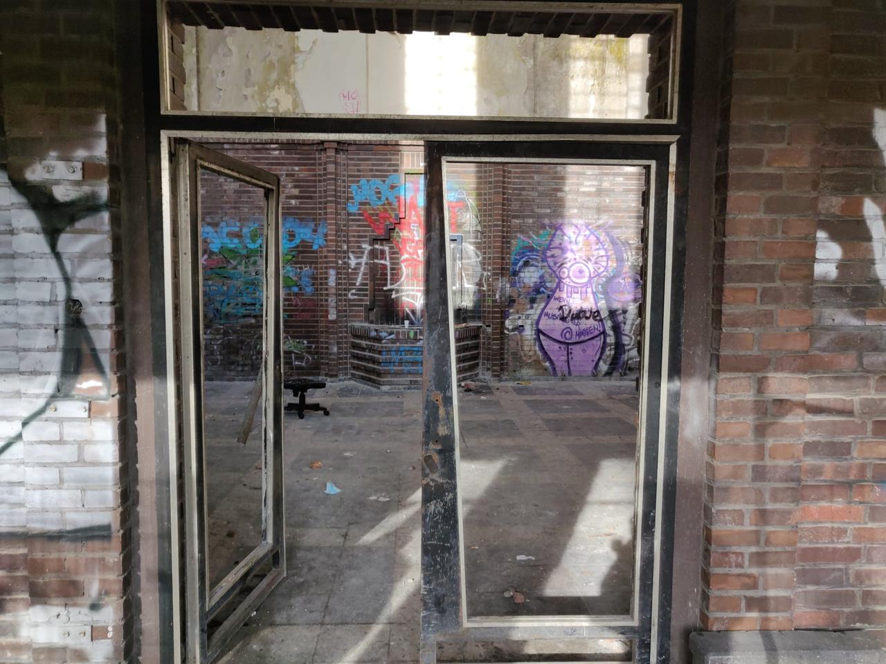 Blick in das verlassene Verwaltungsgebäude der ehemaligen Kokerei Alma in Gelsenkirchen mit Graffitis an der Wand