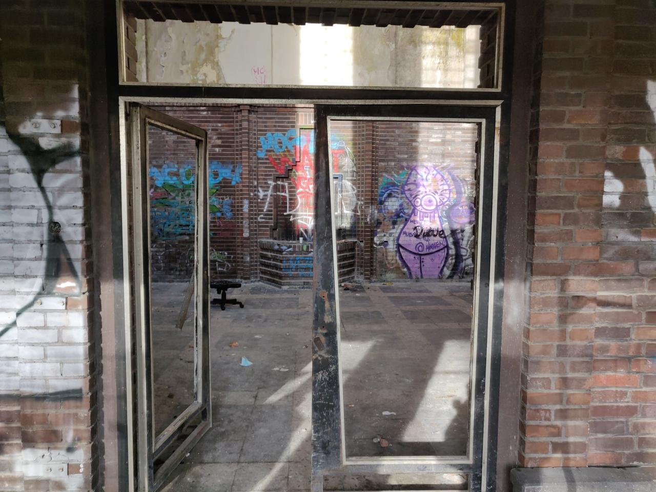 Blick in das verlassene Verwaltungsgebäude der ehemaligen Kokerei Alma in Gelsenkirchen mit Graffitis an der Wand Blick in das verlassene Verwaltungsgebäude der ehemaligen Kokerei Alma in Gelsenkirchen mit Graffitis an der Wand