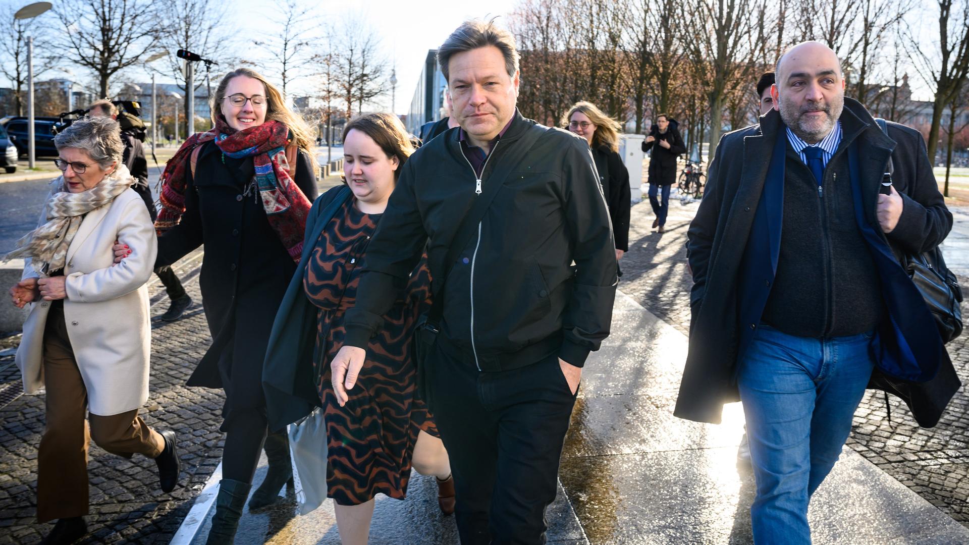 Von links nach rechts: Britta Haßelmann, Katharina Dröge, Ricarda Lang, Robert Habeck und Omid Nouripour laufen nebeneinander auf einem Fußweg. Von links nach rechts: Britta Haßelmann, Katharina Dröge, Ricarda Lang, Robert Habeck und Omid Nouripour laufen nebeneinander auf einem Fußweg.