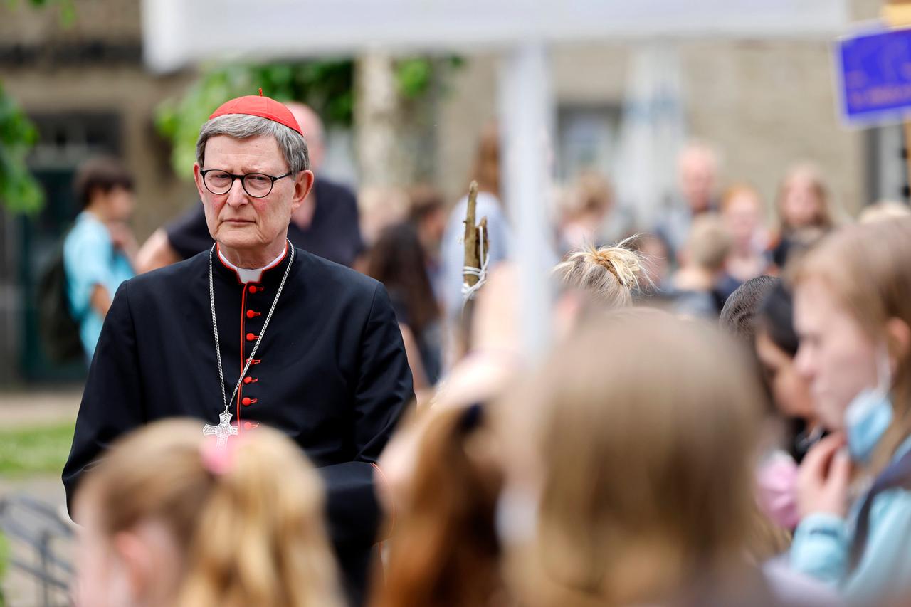 Kardinal Rainer Maria Woelki besucht den Altenberger Dom, um die Wallfahrt der Erzbischöflichen Schulen nach Altenberg zu eröffnen. Nach einer Auszeit ist der Kardinal zurück im Erzbistum Köln. 