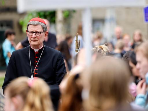 Kardinal Rainer Maria Woelki besucht den Altenberger Dom, um die Wallfahrt der Erzbischöflichen Schulen nach Altenberg zu eröffnen. Nach einer Auszeit ist der Kardinal zurück im Erzbistum Köln. 