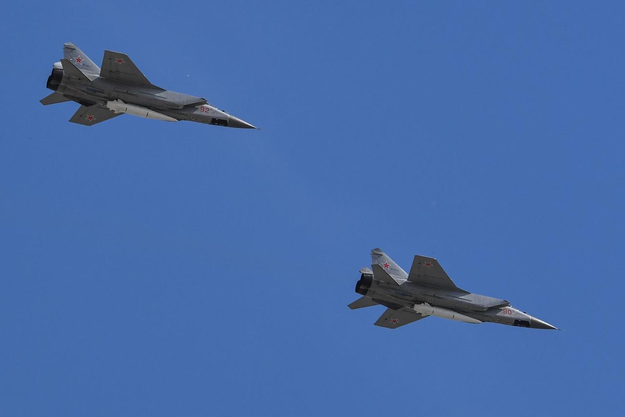 Zwei russische Kampfflugzeuge des Typs MiG-31 am blauen Himmel.