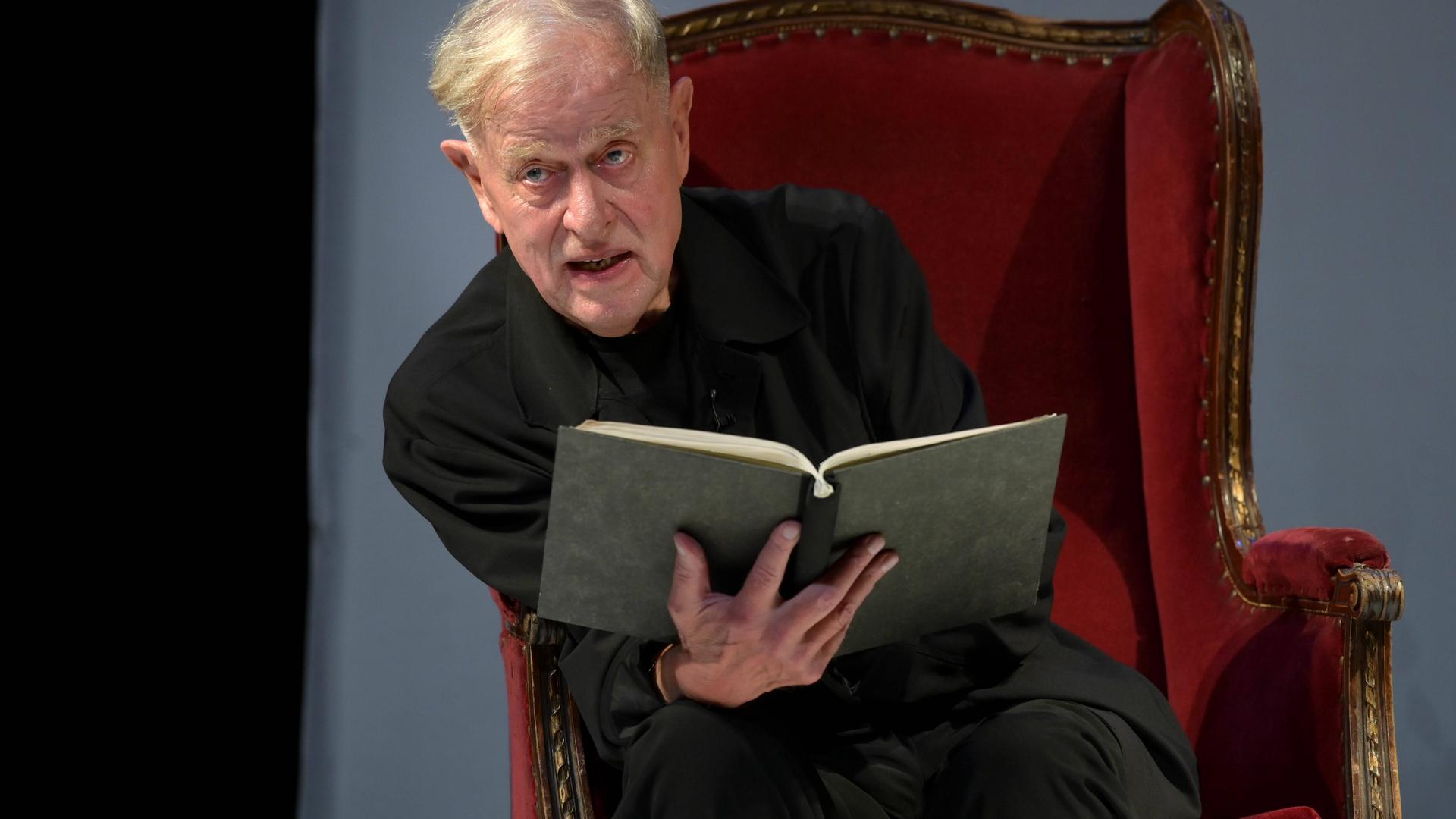 Eine Lesung des Theaterregisseurs Claus Peymann Eine Lesung des Theaterregisseurs Claus Peymann