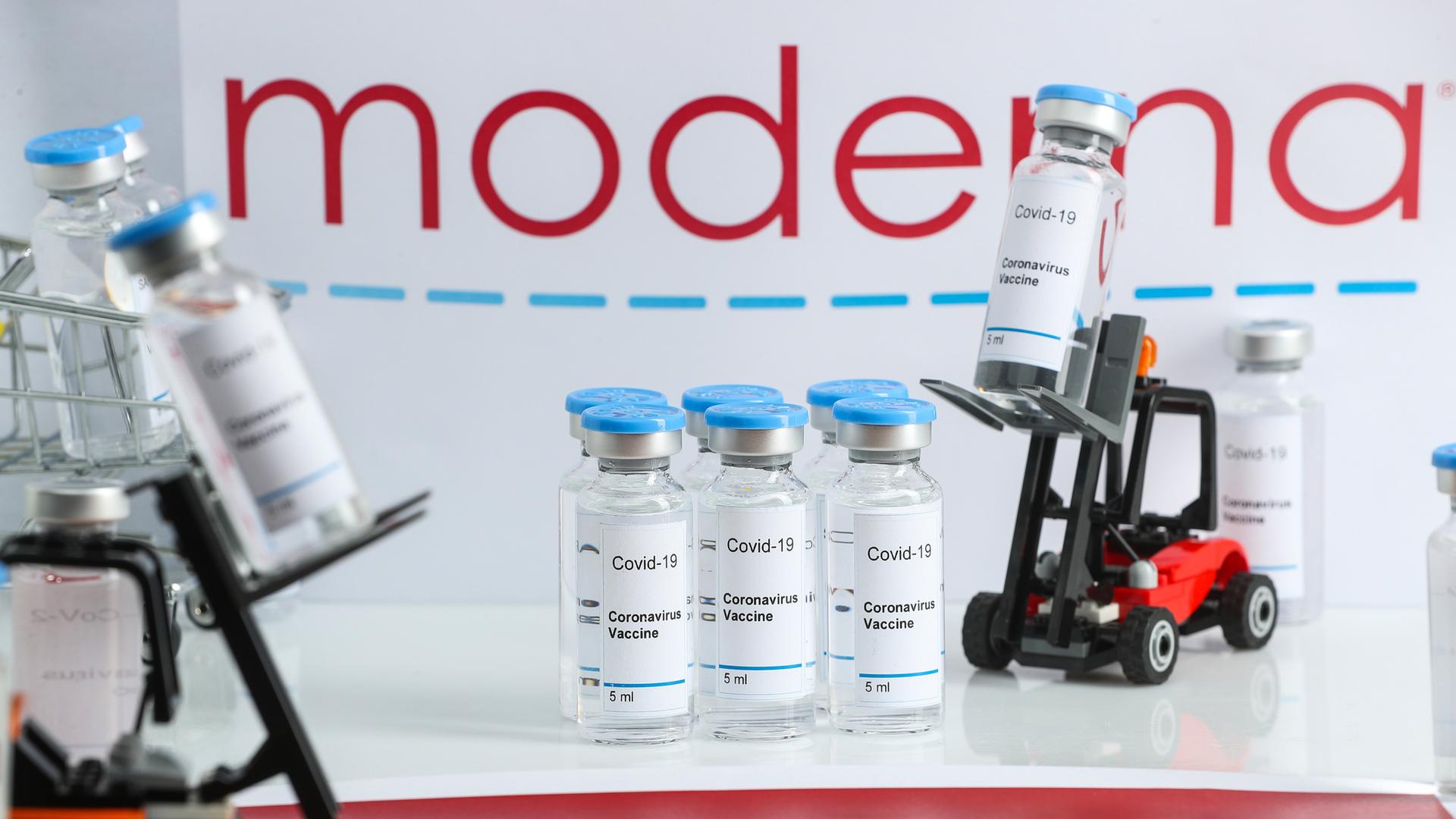 Ampullen mit dem Covid-19-Impfstoff von Moderna werden von Gabelstaplern bewegt. Ampullen mit dem Covid-19-Impfstoff von Moderna werden von Gabelstaplern bewegt.