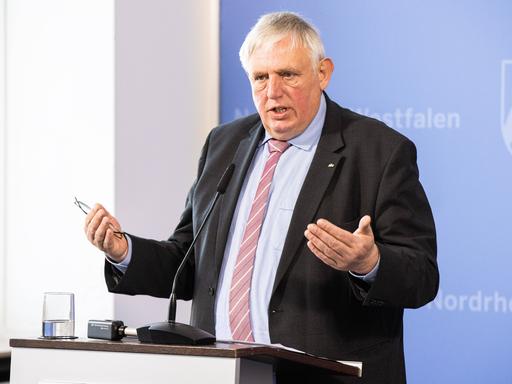 Der CDU-Politiker und NRW-Gesundheitsminister Karl-Josef Laumann spricht während einer Pressekonferenz