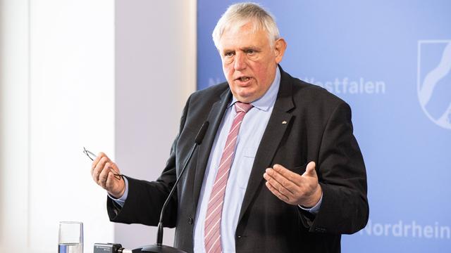 Der CDU-Politiker und NRW-Gesundheitsminister Karl-Josef Laumann spricht während einer Pressekonferenz