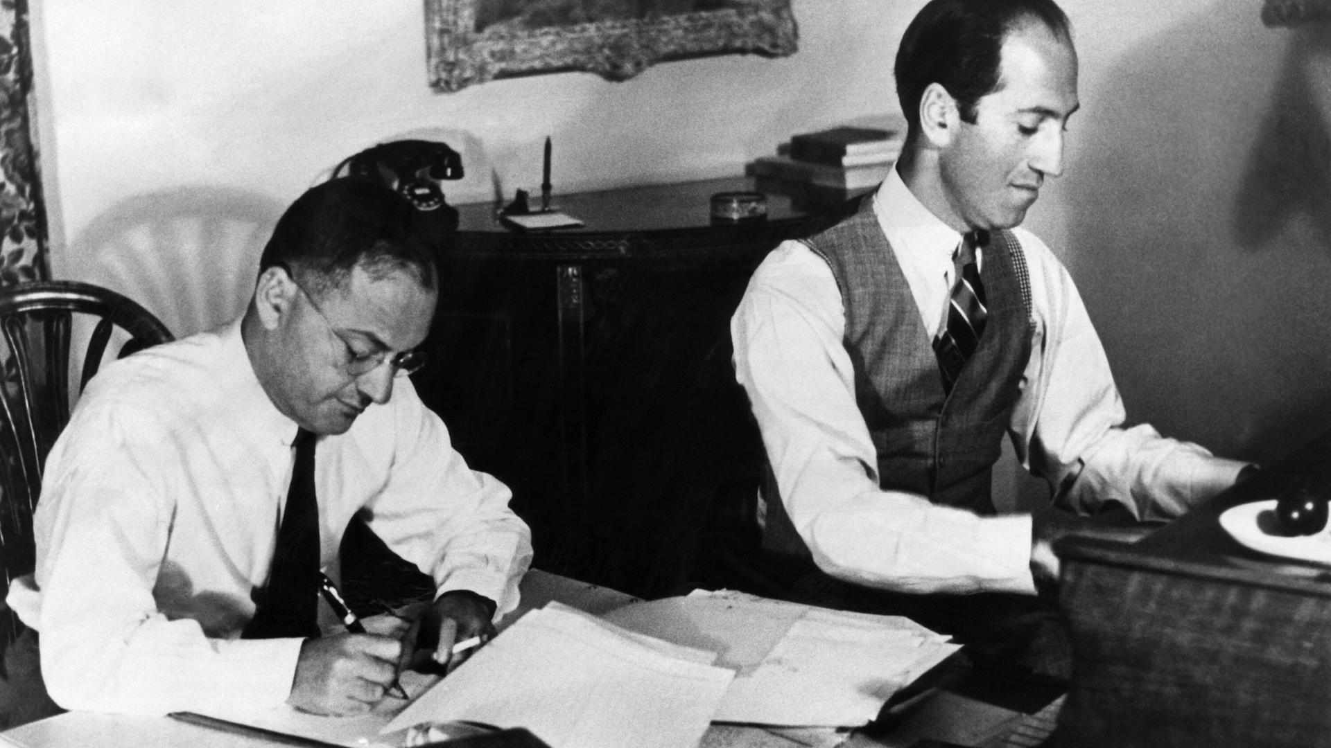 Der Texter und der Pianist: Das Duo Ira (links) und George Gershwin schreibend und Klavier spielend Der Texter und der Pianist: Das Duo Ira (links) und George Gershwin schreibend und Klavier spielend
