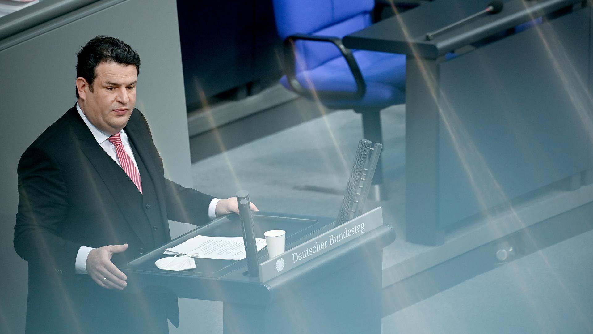 Hubertus Heil (SPD), Bundesminister für Arbeit und Soziales, spricht bei der 18. Sitzung des Bundestags zu den Abgeordneten.