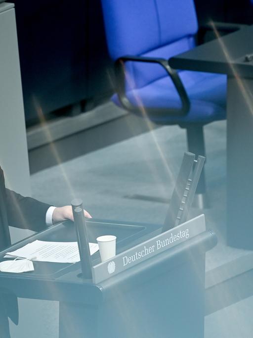 Hubertus Heil (SPD), Bundesminister für Arbeit und Soziales, spricht bei der 18. Sitzung des Bundestags zu den Abgeordneten.