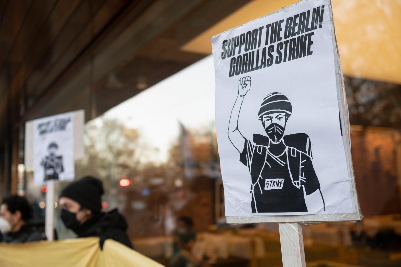 Protestschild mit der Aufschrift: "Support the Berlin Gorillas Strike". Protestschild mit der Aufschrift: "Support the Berlin Gorillas Strike".
