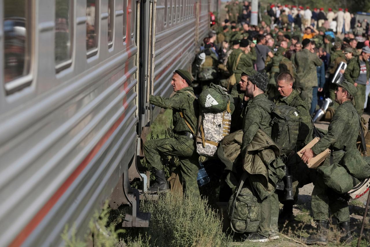 Russland, Prudboi: Russische Rekruten steigen auf einem Bahnhof in der russischen Region Wolgograd in einen Zug. Russland, Prudboi: Russische Rekruten steigen auf einem Bahnhof in der russischen Region Wolgograd in einen Zug.
