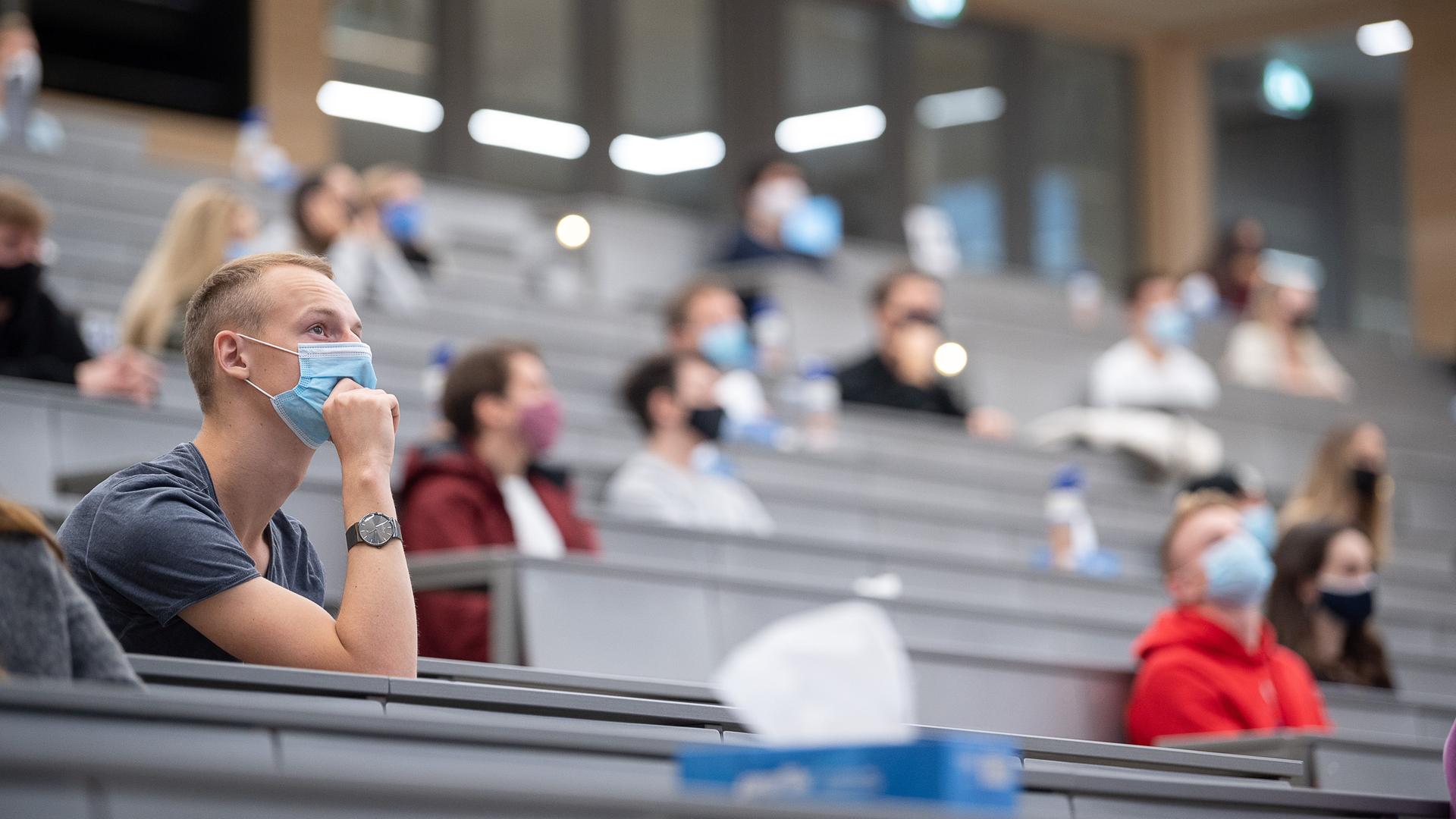 Studierende mit Mundschutz in Hörsaal Studierende mit Mundschutz in Hörsaal