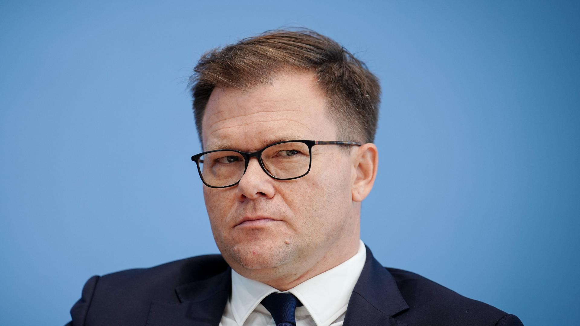 Carsten Schneider, Beauftragter der Bundesregierung für Ostdeutschland, stellt in der Bundespressekonferenz den Bericht der Bundesregierung für Ostdeutschland 2022 vor. Carsten Schneider, Beauftragter der Bundesregierung für Ostdeutschland, stellt in der Bundespressekonferenz den Bericht der Bundesregierung für Ostdeutschland 2022 vor.