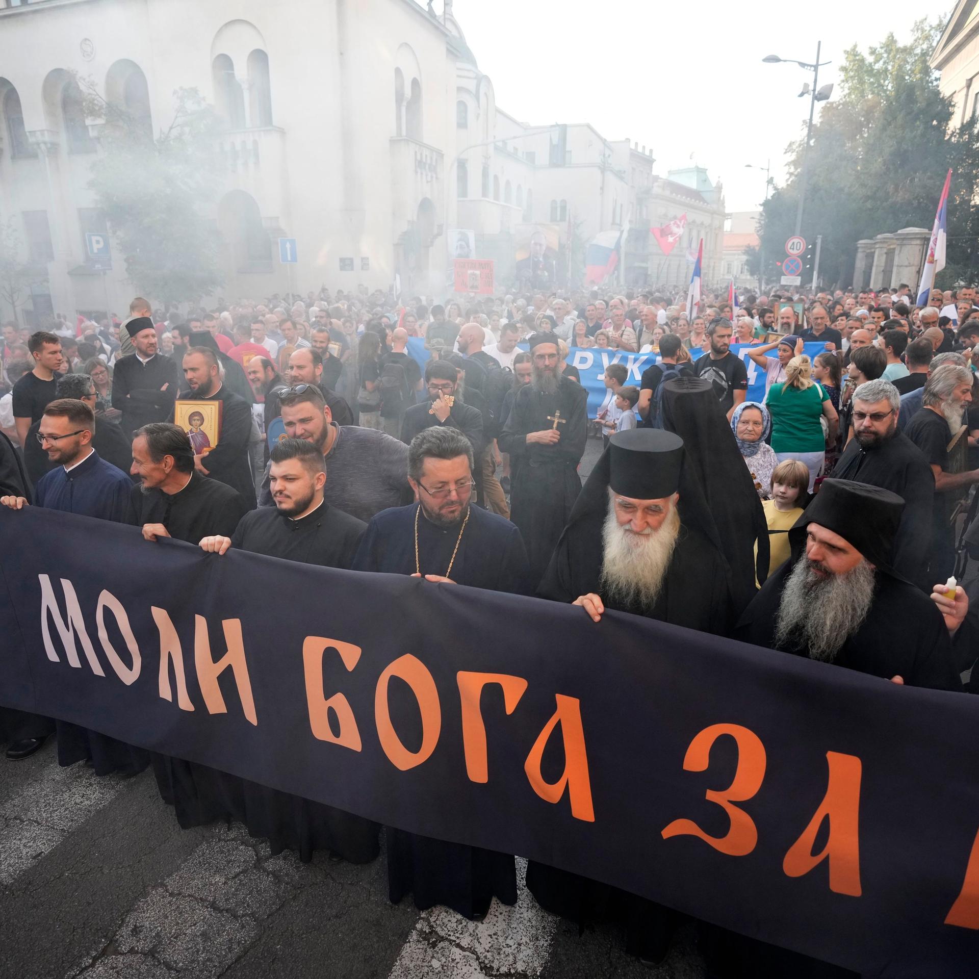 Belgrad: Menschen marschieren während eines Protests gegen die internationale LGBT-Veranstaltung Europride. 