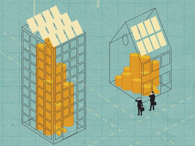 Zwei Männer stehen vor zwei Häusern mit Solaranlage auf den Dächern. Die Häuser sind gefüllt mit Geld.