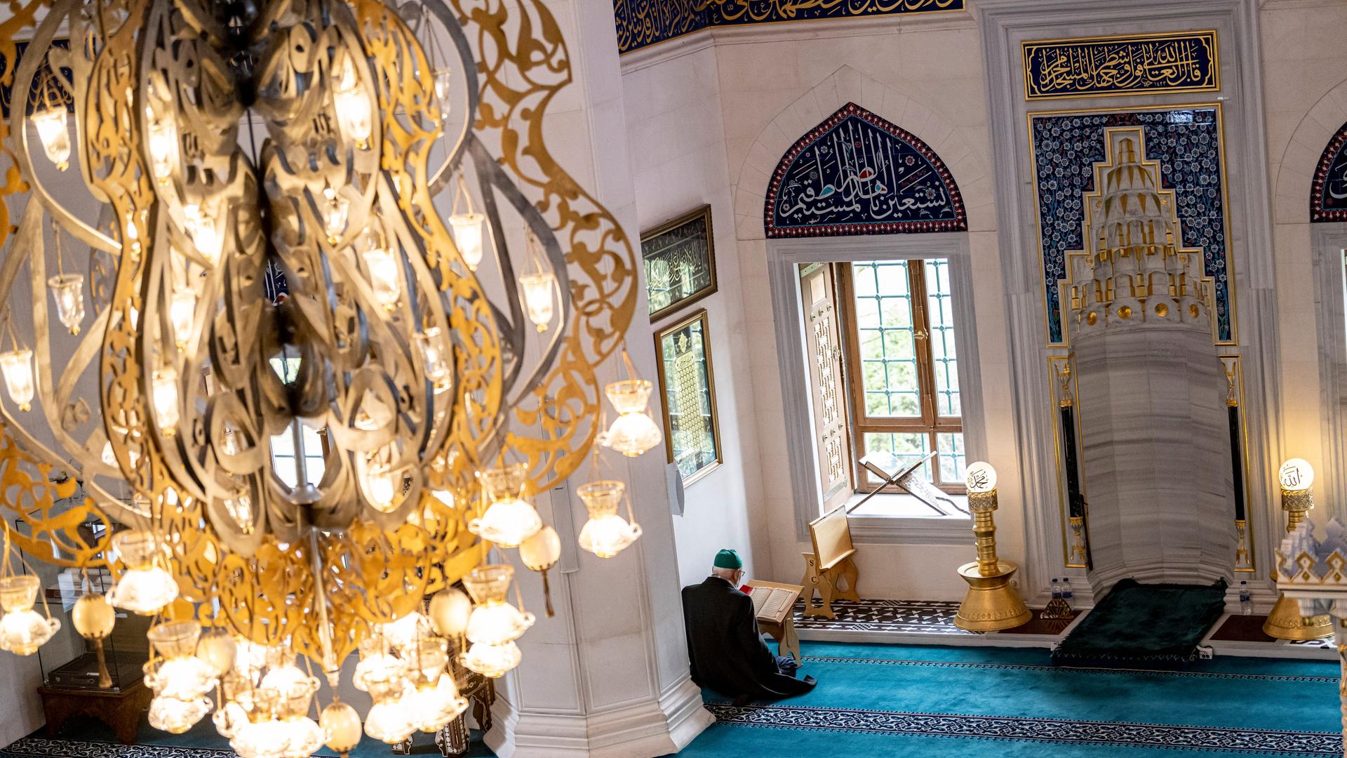 Eine Person liest in der Sehitlik-Moschee in Berlin-Neukölln im Koran. Der Fastenmonat beginnt offiziell an diesem Mittwochabend. Tagsüber verzichten gläubige Muslime auf Essen und Trinken. Erst nach Sonnenuntergang trifft man sich zum gemeinsamen Fastenbrechen. Besonders ist in diesem Jahr, dass sich Ramadan, die christliche Fastenzeit und Ostern sowie das jüdische Pessach überschneiden. Eine Person liest in der Sehitlik-Moschee in Berlin-Neukölln im Koran. Der Fastenmonat beginnt offiziell an diesem Mittwochabend. Tagsüber verzichten gläubige Muslime auf Essen und Trinken. Erst nach Sonnenuntergang trifft man sich zum gemeinsamen Fastenbrechen. Besonders ist in diesem Jahr, dass sich Ramadan, die christliche Fastenzeit und Ostern sowie das jüdische Pessach überschneiden.