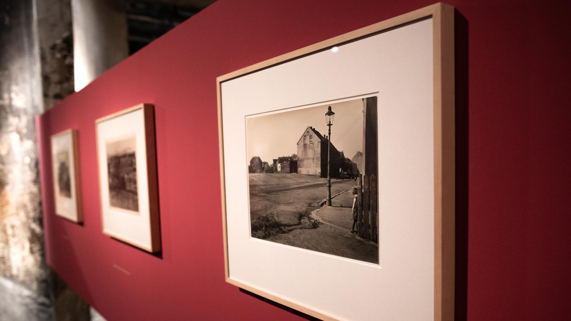 Die Fotografie "Straße Essen-Stoppenberg, 1930 " (rechts im Bild) aus der Serie "Ruhrgebietslandschaft"von Albert Renger-Patzsch -hier 2018 hängend in einer Ausstellung im Ruhr Museum auf der Zeche Zollverein Essen Die Fotografie "Straße Essen-Stoppenberg, 1930 " (rechts im Bild) aus der Serie "Ruhrgebietslandschaft"von Albert Renger-Patzsch -hier 2018 hängend in einer Ausstellung im Ruhr Museum auf der Zeche Zollverein Essen