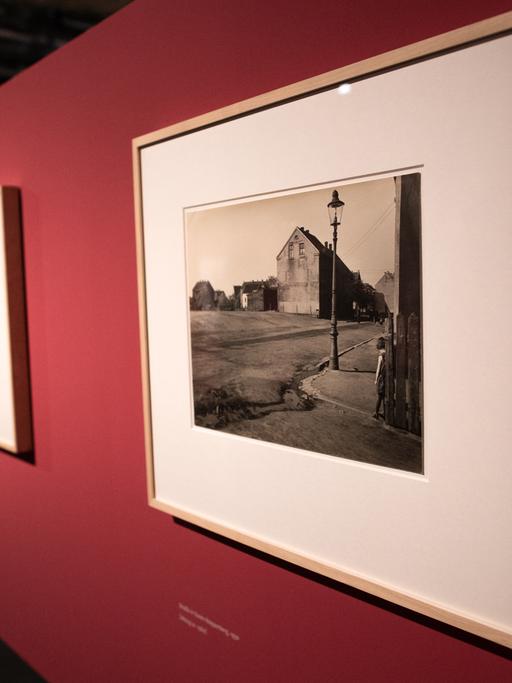  Die Fotografie "Straße Essen-Stoppenberg, 1930 " (rechts im Bild) aus der Serie "Ruhrgebietslandschaft"von Albert Renger-Patzsch -hier 2018 hängend in einer Ausstellung im Ruhr Museum auf der Zeche Zollverein Essen