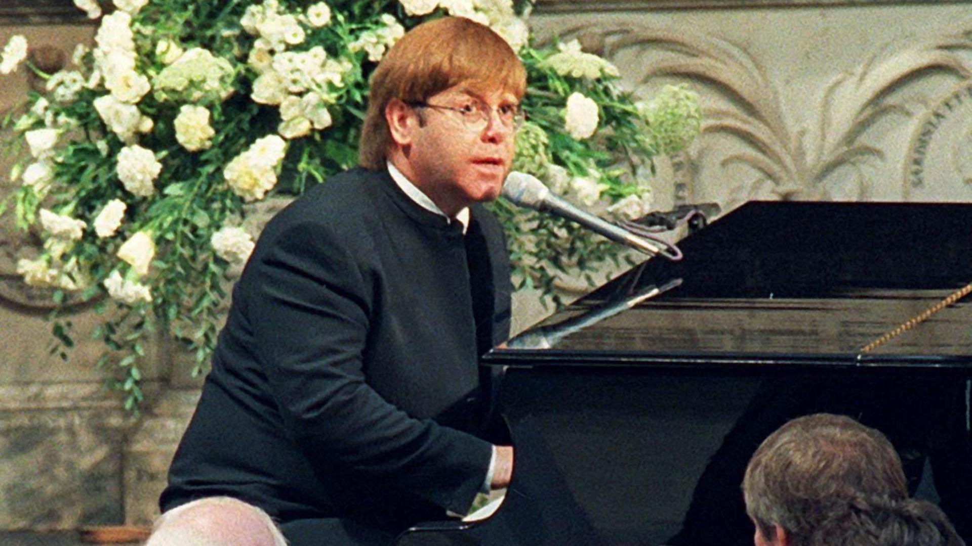Popsänger Elton John am Klavier bei der Trauerfeier für Prinzessin Diana in der Londoner Westminster Abtei Popsänger Elton John am Klavier bei der Trauerfeier für Prinzessin Diana in der Londoner Westminster Abtei