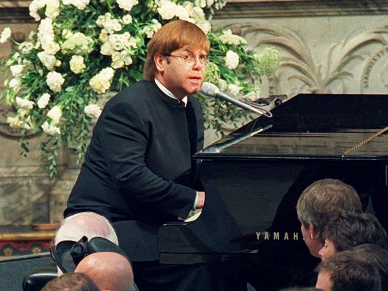 Popsänger Elton John am Klavier bei der Trauerfeier für Prinzessin Diana in der Londoner Westminster Abtei 
