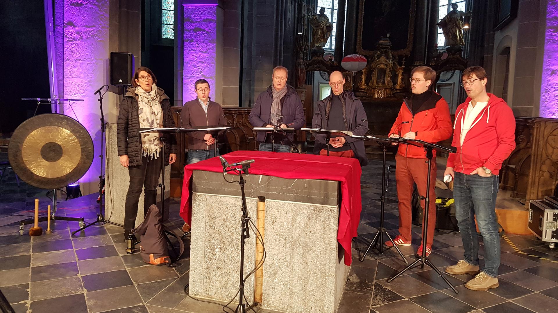 Man sieht das Ensemble Singer Pur beim Soundcheck vor einem Altar stehend. Man sieht das Ensemble Singer Pur beim Soundcheck vor einem Altar stehend.