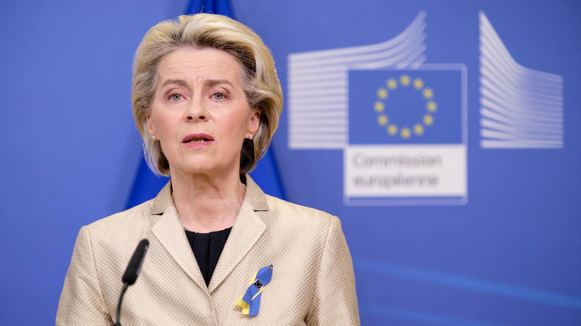 Ursula von der Leyen, Präsidentin der EU-Kommission steht an einem Pult und schaut in die Kameras Ursula von der Leyen, Präsidentin der EU-Kommission steht an einem Pult und schaut in die Kameras