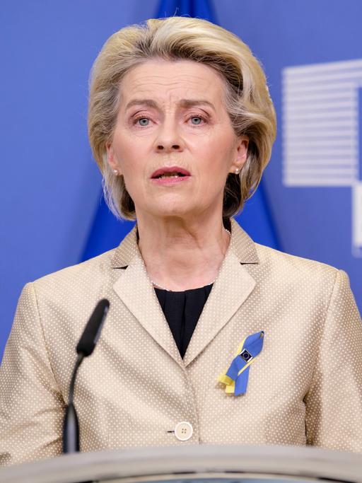 Ursula von der Leyen, Präsidentin der EU-Kommission steht an einem Pult und schaut in die Kameras