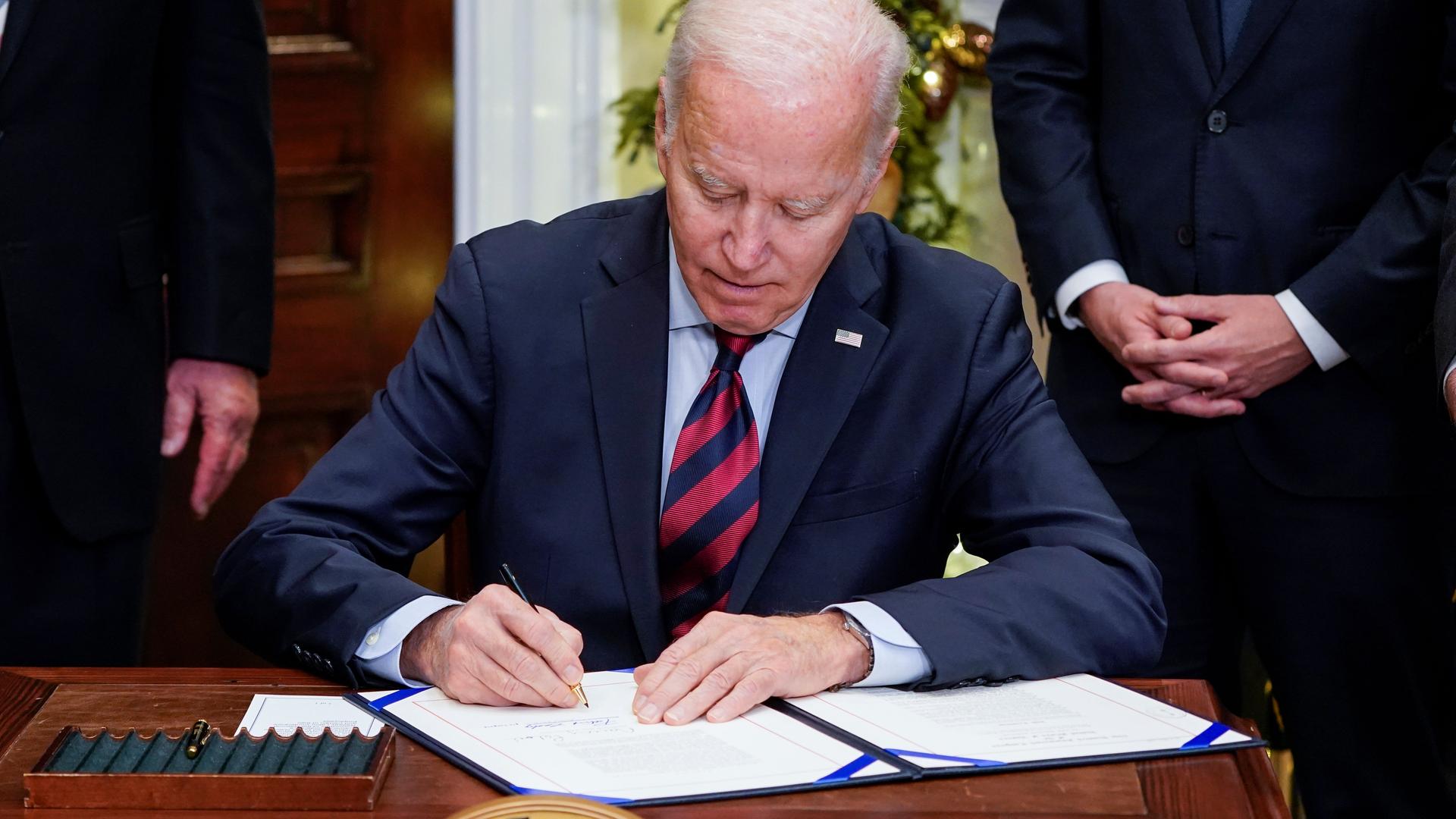 US-Präsident Joe Biden unterzeichnet ein Gesetz US-Präsident Joe Biden unterzeichnet ein Gesetz