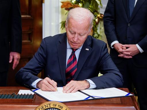 US-Präsident Joe Biden unterzeichnet ein Gesetz