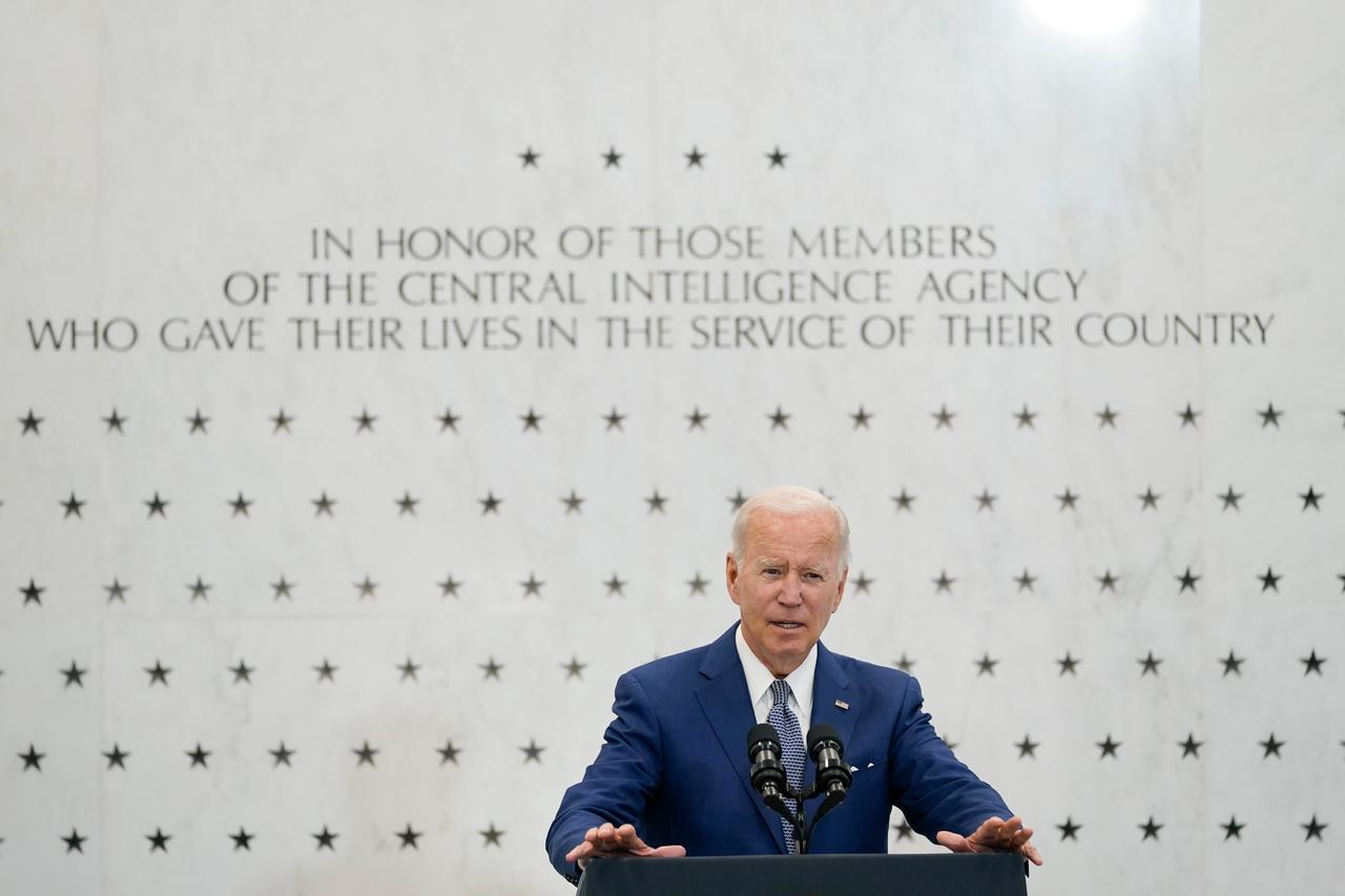 Präsident Joe Biden hält eine Rede vor der Wand mit den 139 Sterne auf weißem Marmor zur Erinnerung an die CIA-Agenten, die ihr Leben im Dienst für ihr Land geopfert haben, wie es heißt. Präsident Joe Biden hält eine Rede vor der Wand mit den 139 Sterne auf weißem Marmor zur Erinnerung an die CIA-Agenten, die ihr Leben im Dienst für ihr Land geopfert haben, wie es heißt.