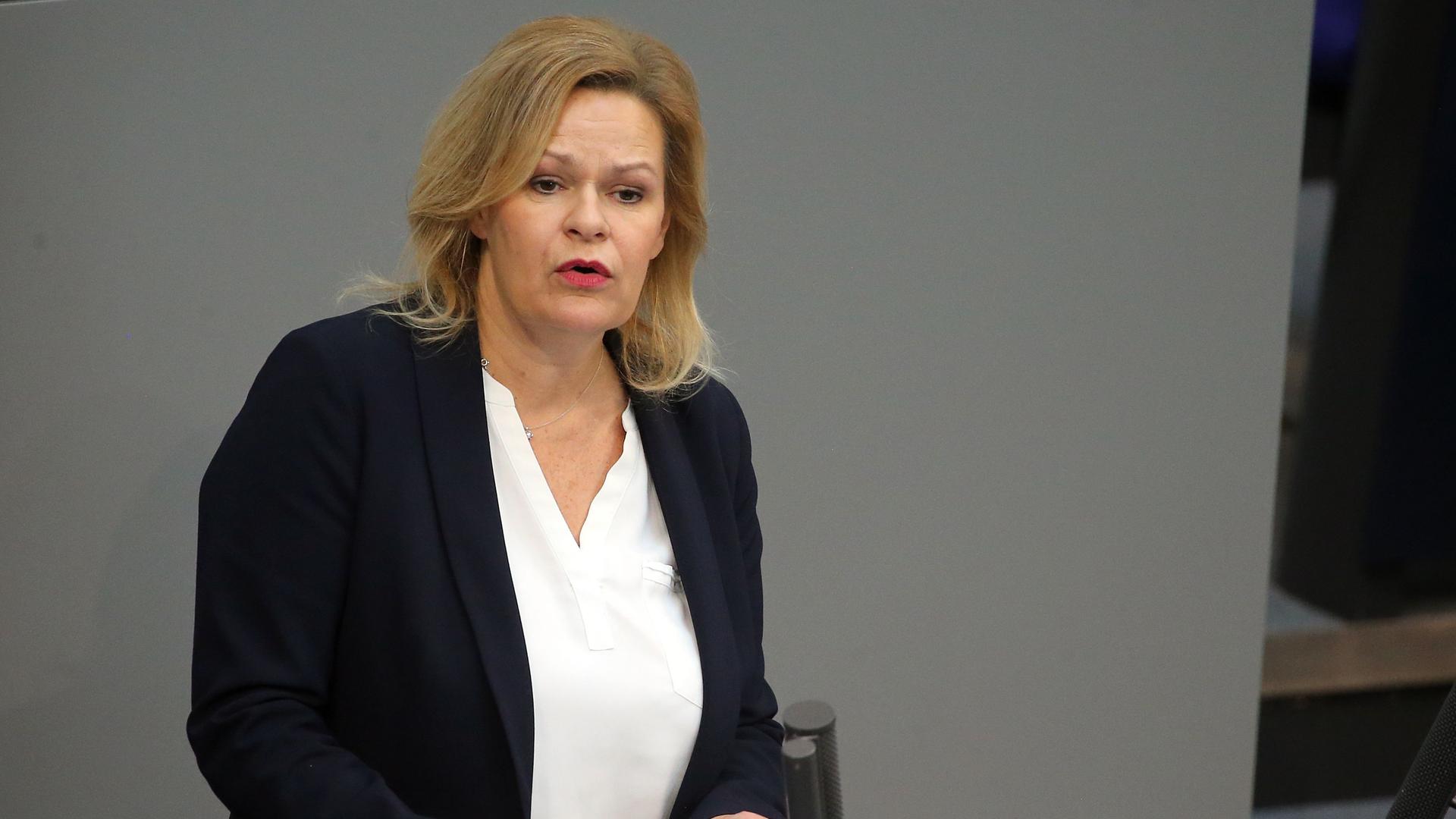 Berlin: Nancy Faeser (SPD), Bundesinnenministerin, spricht während der Debatte der Bundesregierung im Deutschen Bundestag. Berlin: Nancy Faeser (SPD), Bundesinnenministerin, spricht während der Debatte der Bundesregierung im Deutschen Bundestag.