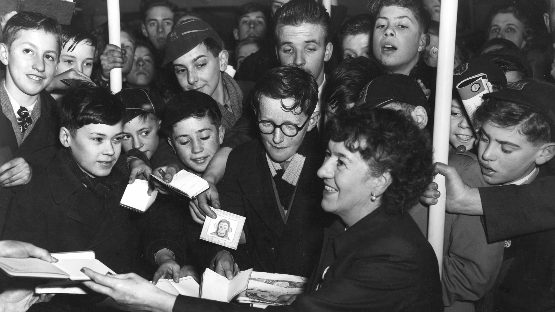 Die britische Kinderbuchautorin Enid Blyton inmitten von Kindern bei einer Autogrammstunde in London 1953. Die britische Kinderbuchautorin Enid Blyton inmitten von Kindern bei einer Autogrammstunde in London 1953.