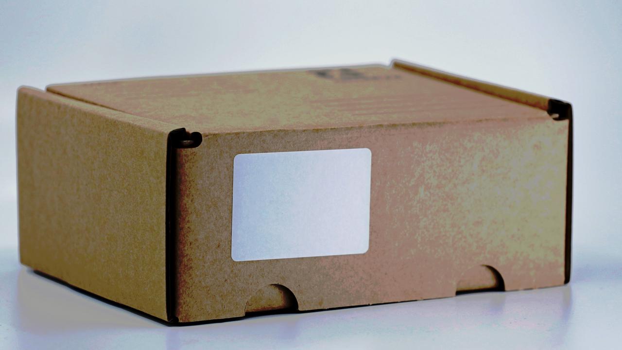 Dr. Wax' Forschungsaufenthalt in Rom nimmt durch die Begegnung mit Dr. Sanchez und dessen mysteriöses Paket eine unerwartete Wendung. Dr. Wax' Forschungsaufenthalt in Rom nimmt durch die Begegnung mit Dr. Sanchez und dessen mysteriöses Paket eine unerwartete Wendung.