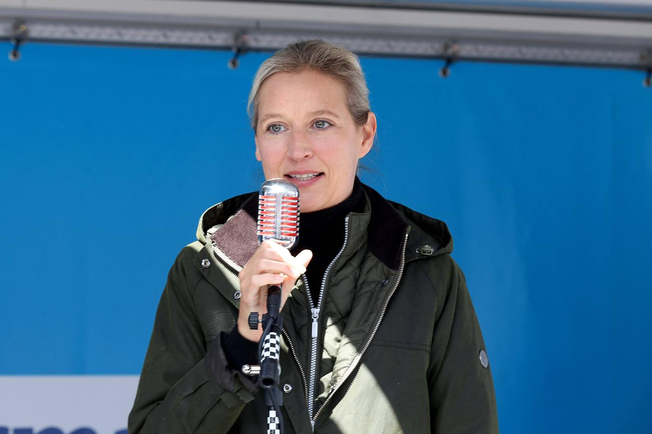Alice Weidel steht bei einer Wahlkampfveranstaltung in Gelsenkirchen vorm Mikro. 