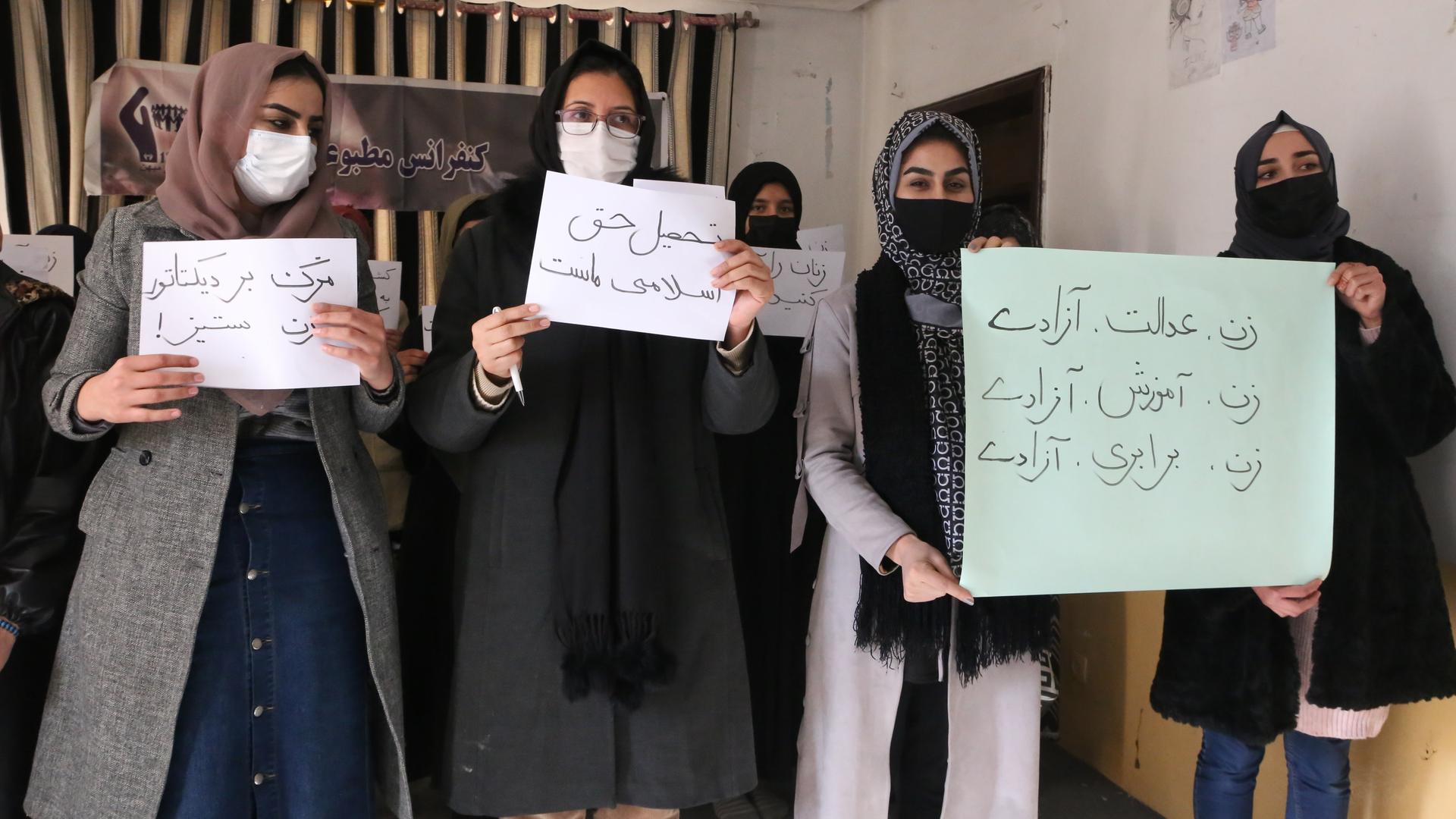 Protest von Studentinnen gegen das Hochschulverbot für Frauen in Afghanista, das die Taliban kürzlich verhängt haben. Einige Frauen halten Protestschilder hoch. Protest von Studentinnen gegen das Hochschulverbot für Frauen in Afghanista, das die Taliban kürzlich verhängt haben. Einige Frauen halten Protestschilder hoch.