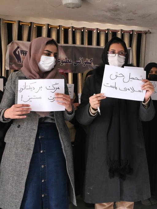 Protest von Studentinnen gegen das Hochschulverbot für Frauen in Afghanista, das die Taliban kürzlich verhängt haben. Einige Frauen halten Protestschilder hoch. 