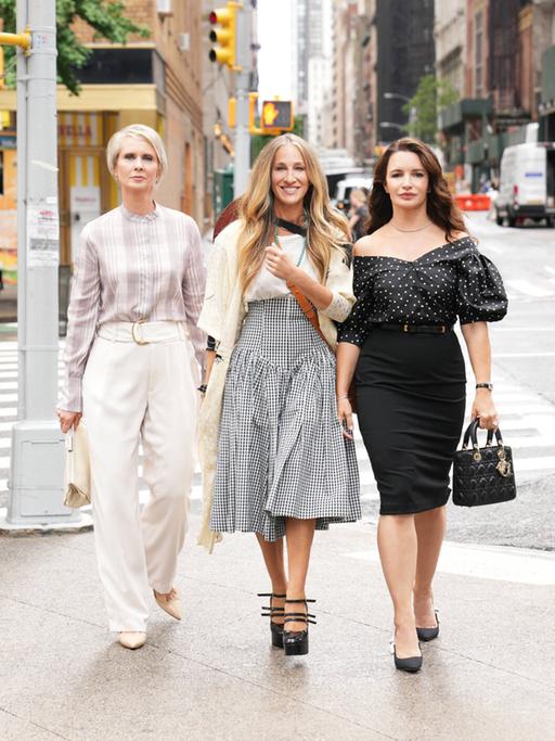 Szene aus der Sex and the Cty Fortsetzung "And Just Like That": Die Freundinnen Carrie, Miranda and Charlotte auf einer New Yorker Straße.