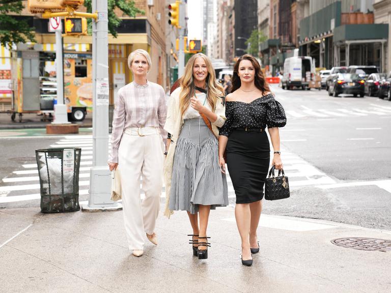 Szene aus der Sex and the Cty Fortsetzung "And Just Like That": Die Freundinnen Carrie, Miranda and Charlotte auf einer New Yorker Straße.