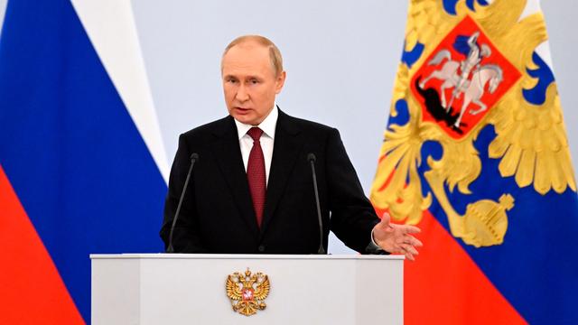 Der russische Präsident Putin steht vor einem Rednerpult im Kreml..
