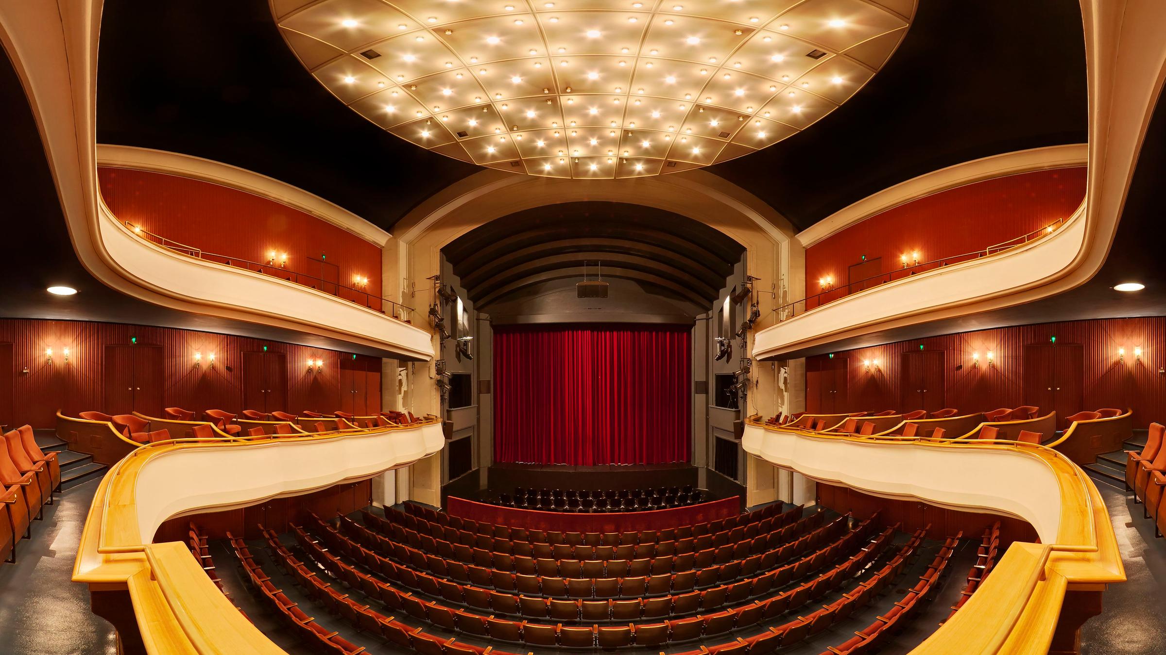 Der imposante Saal mit Sitzreihen und Bühne im Theater Hagen. Der imposante Saal mit Sitzreihen und Bühne im Theater Hagen.