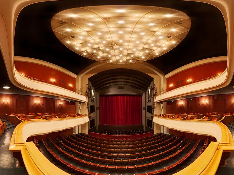 Der imposante Saal mit Sitzreihen und Bühne im Theater Hagen.