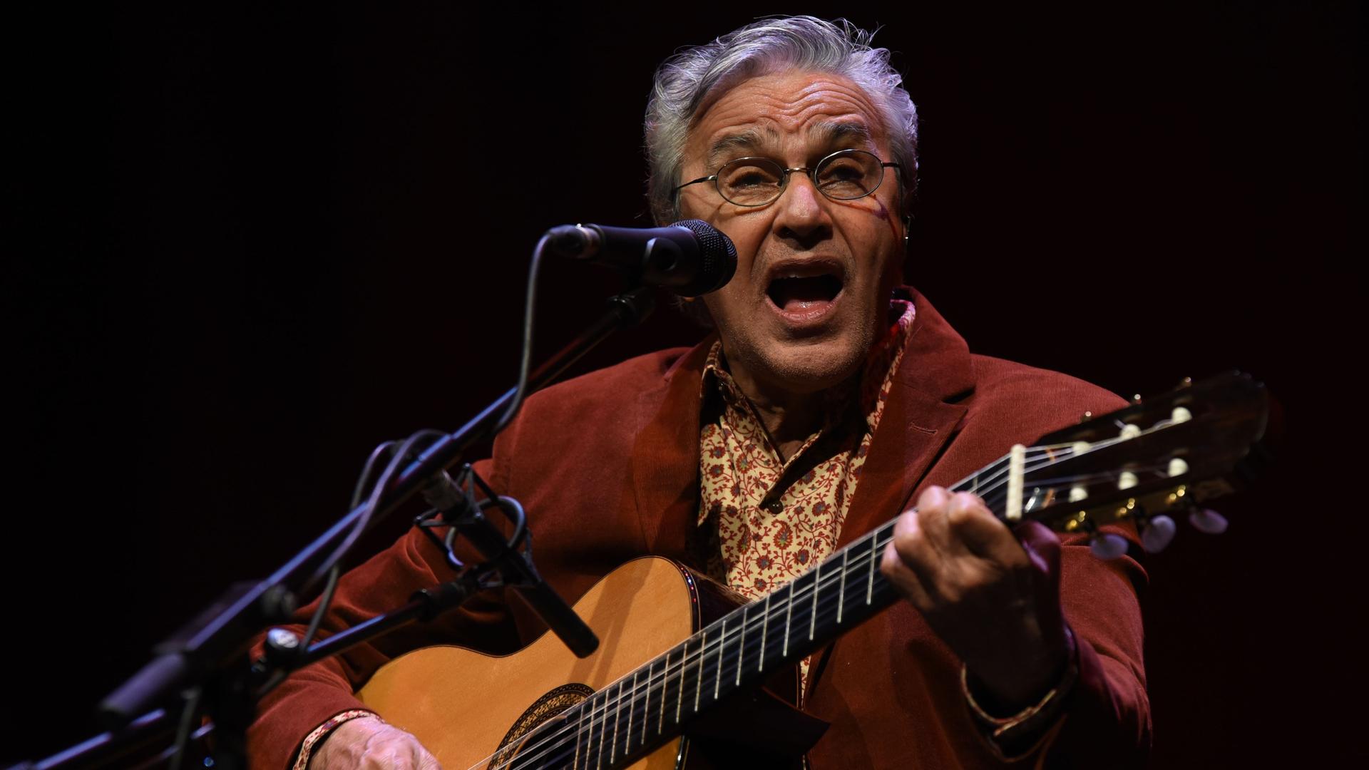 Caetano Veloso bei einem Konzert 2017 in Madrid Caetano Veloso bei einem Konzert 2017 in Madrid