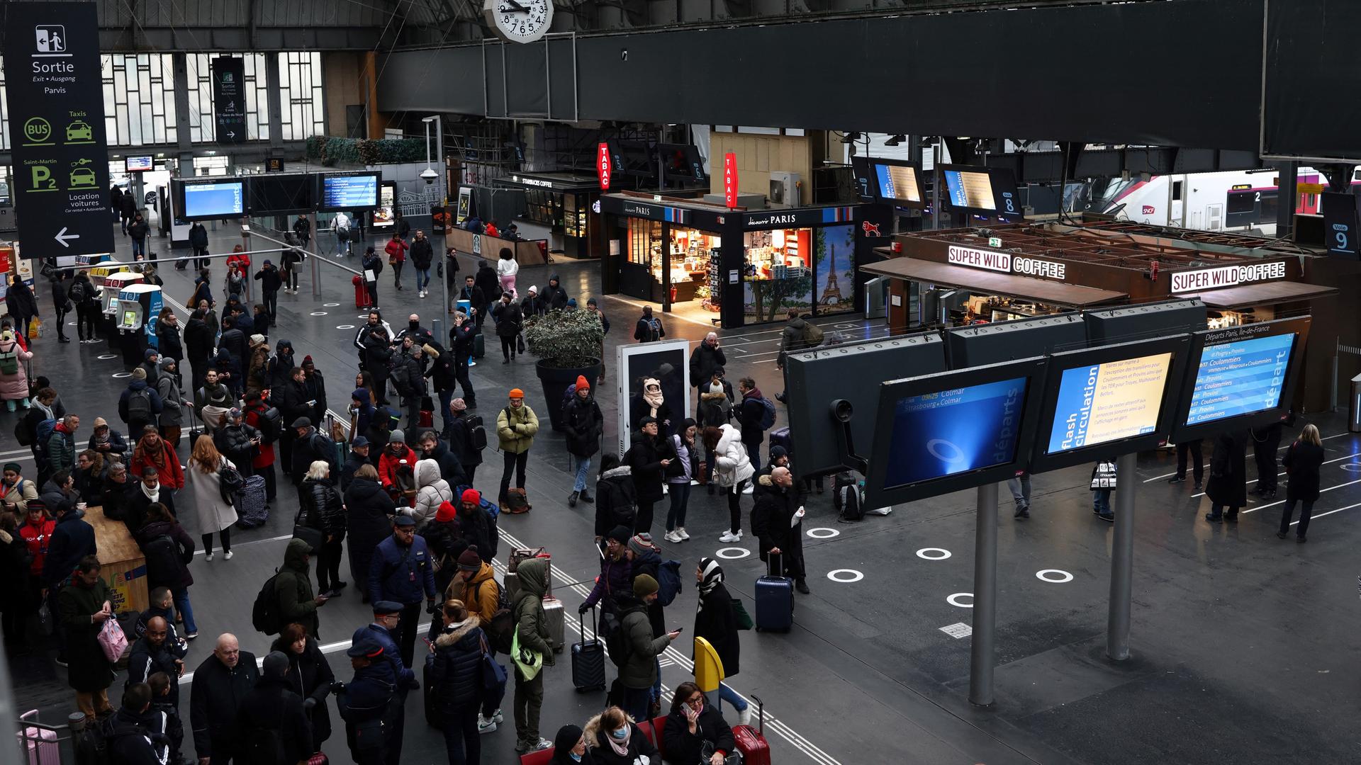 Passagiere warten in Paris am Bahnhof Gare de l'Est, nachdem es einen Kabelbrand gegeben hat und die Züge stillstehen. Passagiere warten in Paris am Bahnhof Gare de l'Est, nachdem es einen Kabelbrand gegeben hat und die Züge stillstehen.