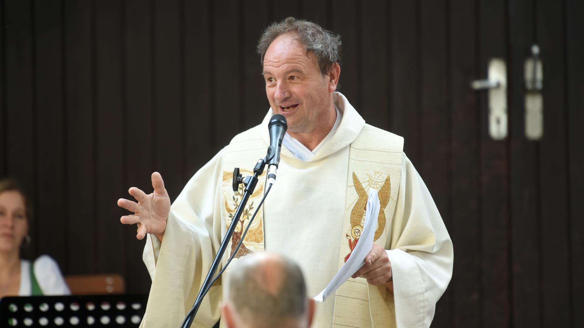 Pfarrer Rainer Maria Schießler hält vor zahlreichen Besuchern im Rahmen eines Open Air Gottesdienstes eine heiligen Messe im Innenhof des Hofbräuhauses.
