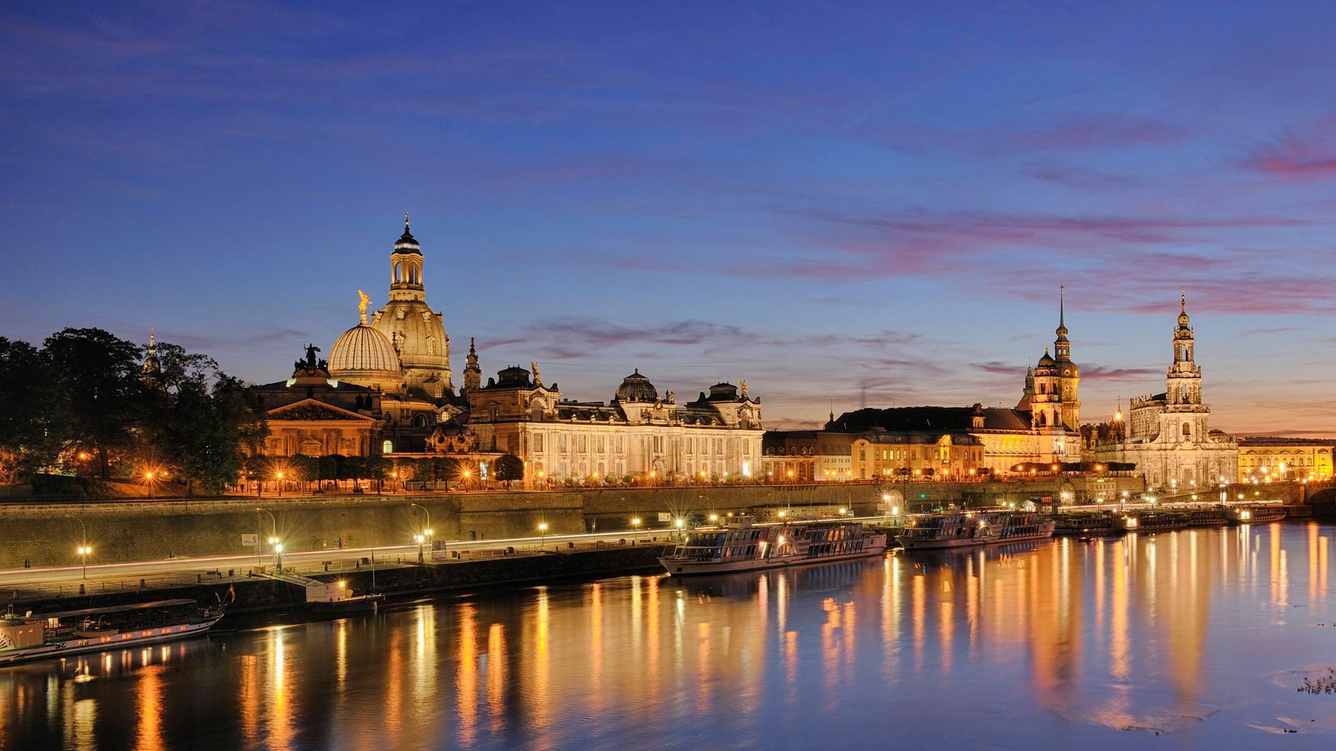 Eine blau-rosa gefärbter Himmel liegt über der Dresdner Stadtkulisse, die man angestrahlt über den Fluß hinweg erblickt. Eine blau-rosa gefärbter Himmel liegt über der Dresdner Stadtkulisse, die man angestrahlt über den Fluß hinweg erblickt.