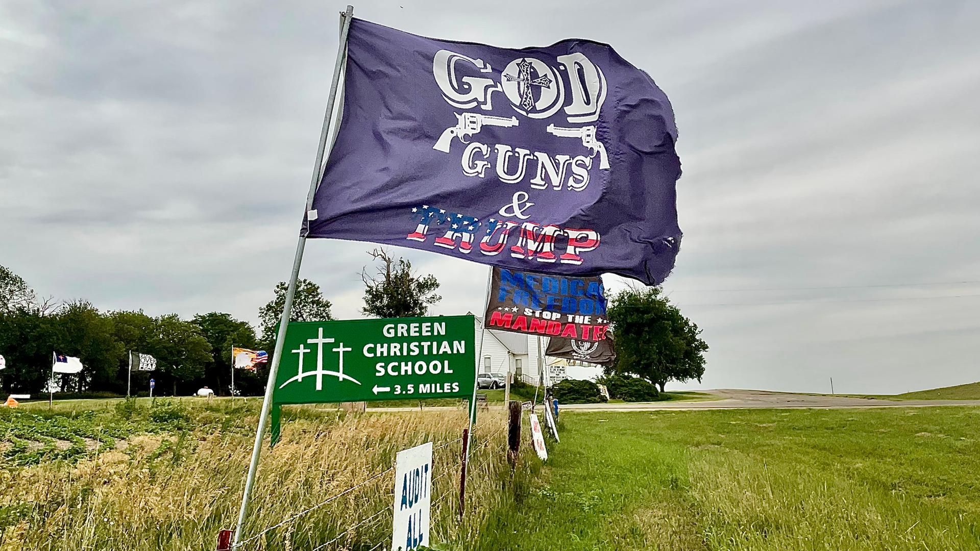 Trump-Tafeln und -Fahnen in Kansas Trump-Tafeln und -Fahnen in Kansas
