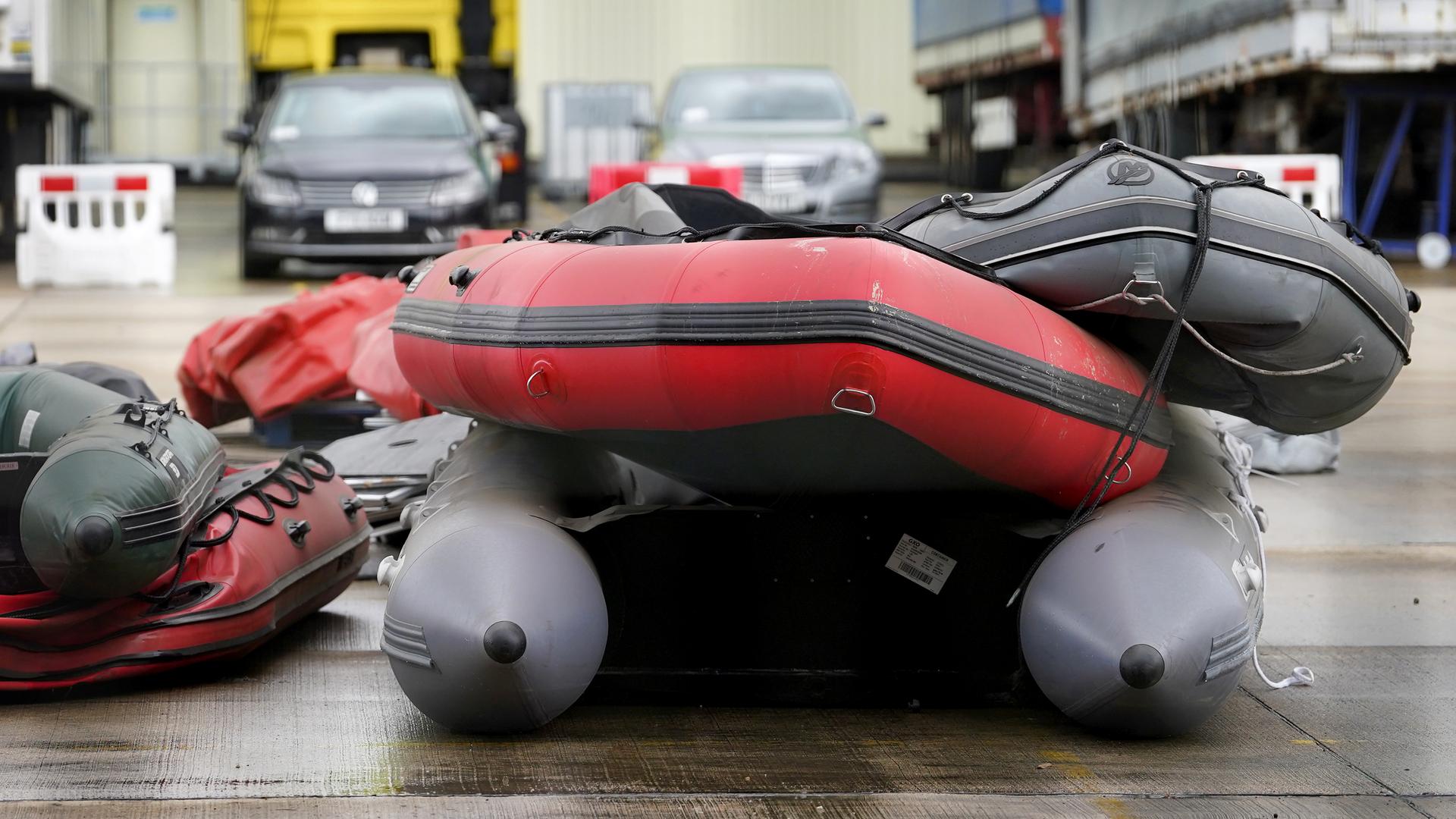 Kleine Boote und Außenbordmotoren, die vermutlich von Migranten bei der Überquerung des Ärmelkanals benutzt werden, liegen gestapelt in einem Lager in der Nähe von Dover. Kleine Boote und Außenbordmotoren, die vermutlich von Migranten bei der Überquerung des Ärmelkanals benutzt werden, liegen gestapelt in einem Lager in der Nähe von Dover.
