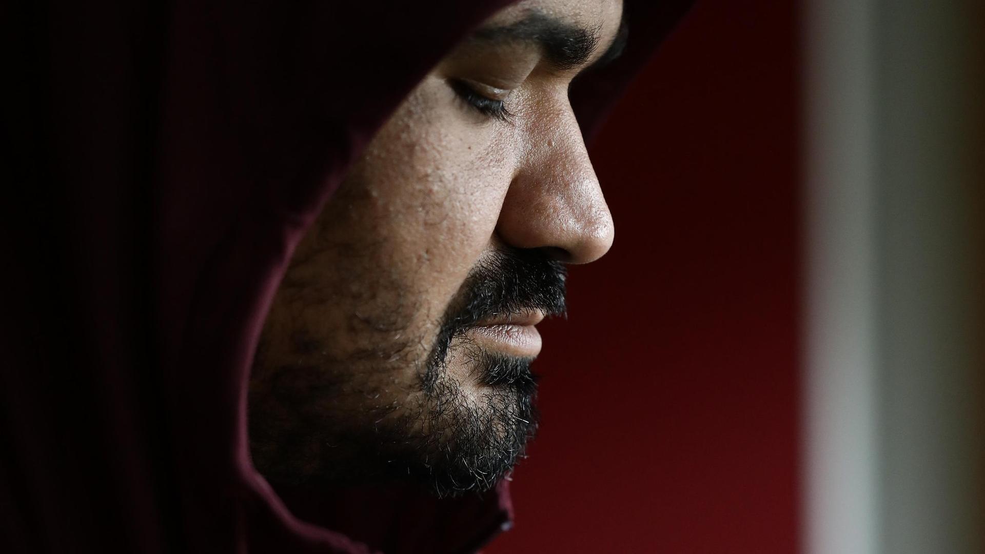 Porträt von Dinçer Güçyeter, er hat die Augen geschlossen und trägt einen sogenannten Hoodie. Porträt von Dinçer Güçyeter, er hat die Augen geschlossen und trägt einen sogenannten Hoodie.
